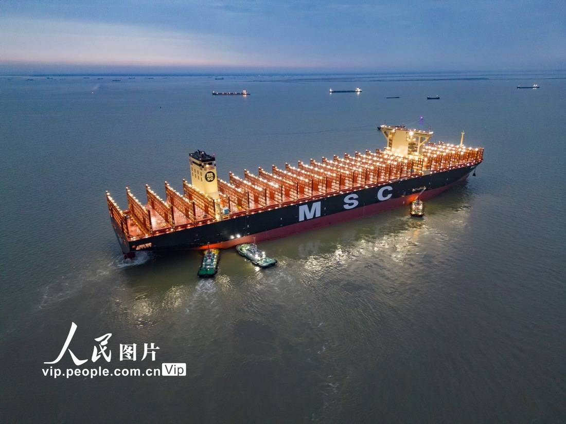 69苹果版:全球最大新造集装箱船完成舾装出海试航
