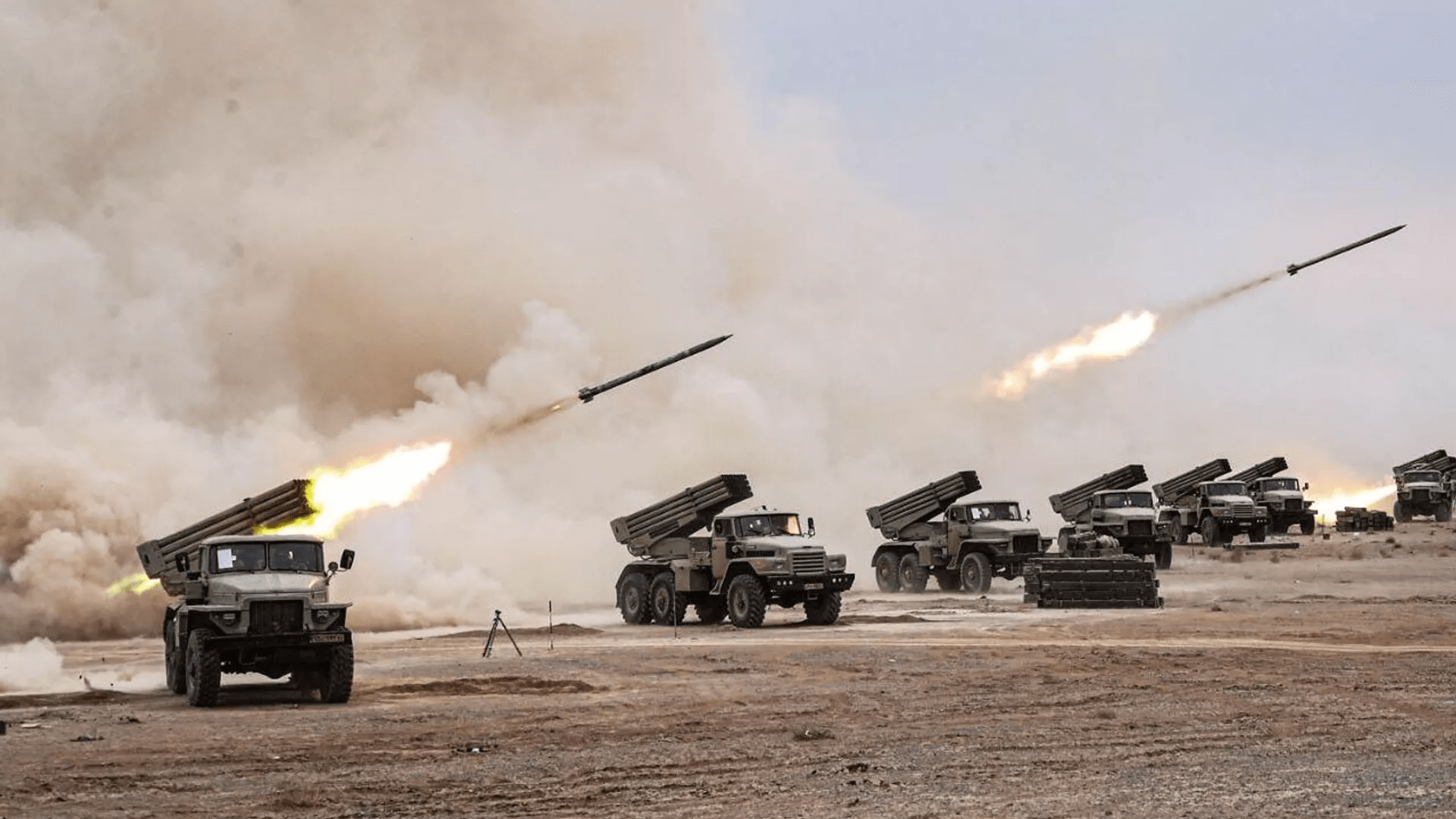 “准备扣动扳机”！外媒：伊朗举行大规模军演，动用坦克、导弹与无人机